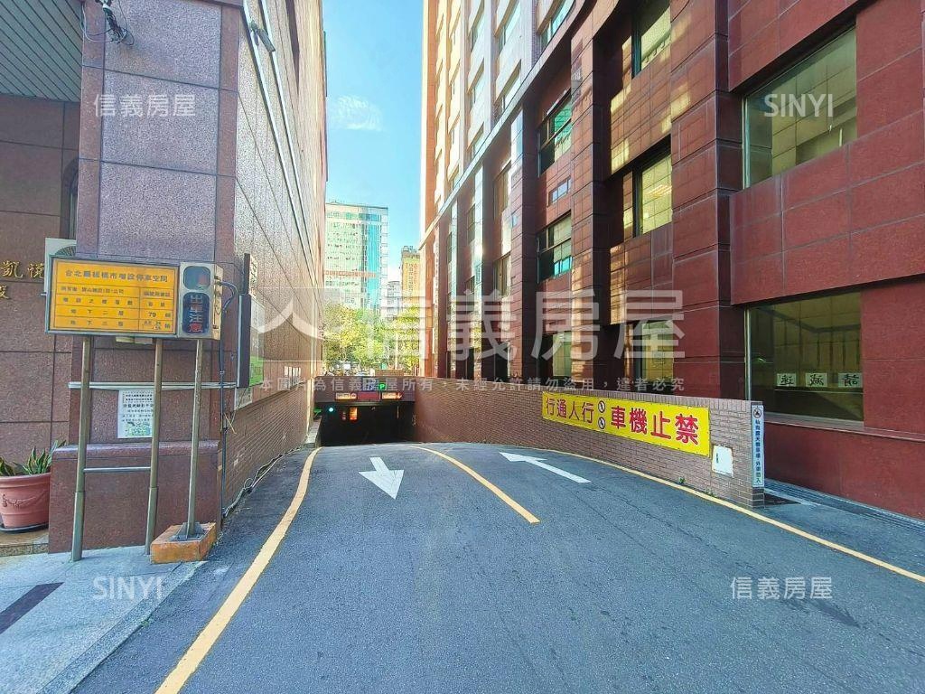 近府中捷運★站前凱悅挑高房屋室內格局與周邊環境