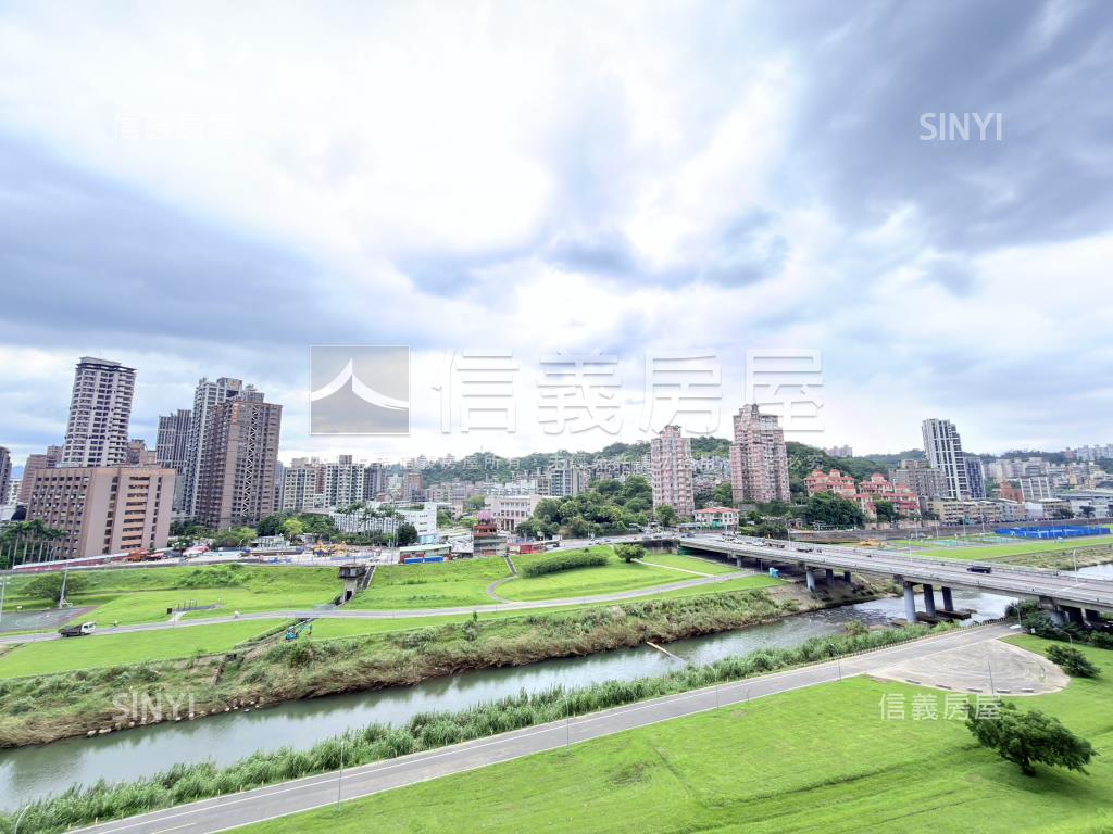 河景頂峰。雙主臥露臺大戶房屋室內格局與周邊環境