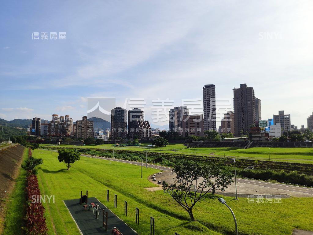 河景頂峰。雙主臥露臺大戶房屋室內格局與周邊環境