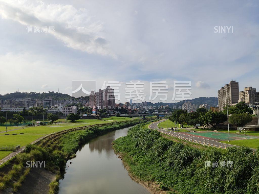 河景頂峰。雙主臥露臺大戶房屋室內格局與周邊環境