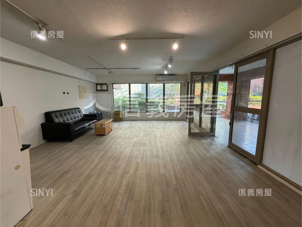 巨城湳雅角間店面附車位房屋室內格局與周邊環境