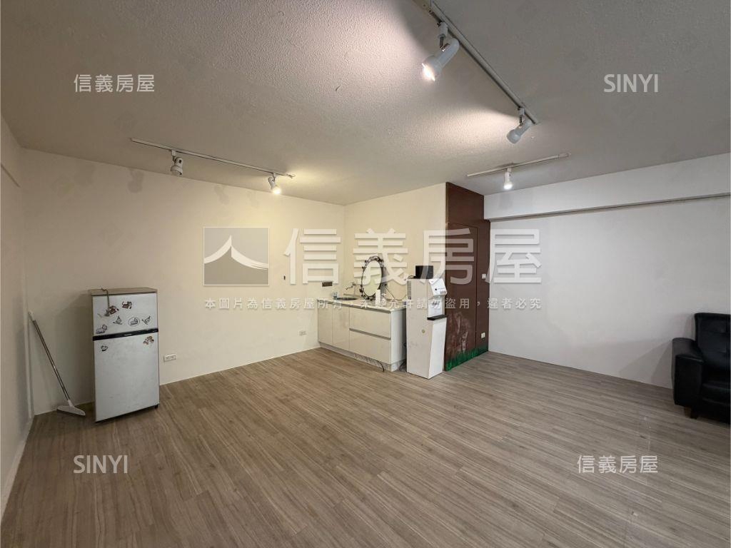 巨城湳雅角間店面附車位房屋室內格局與周邊環境