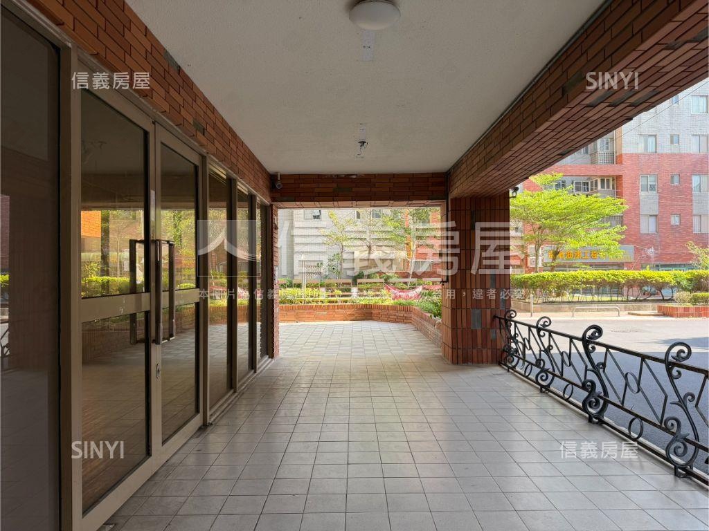 巨城湳雅角間店面附車位房屋室內格局與周邊環境