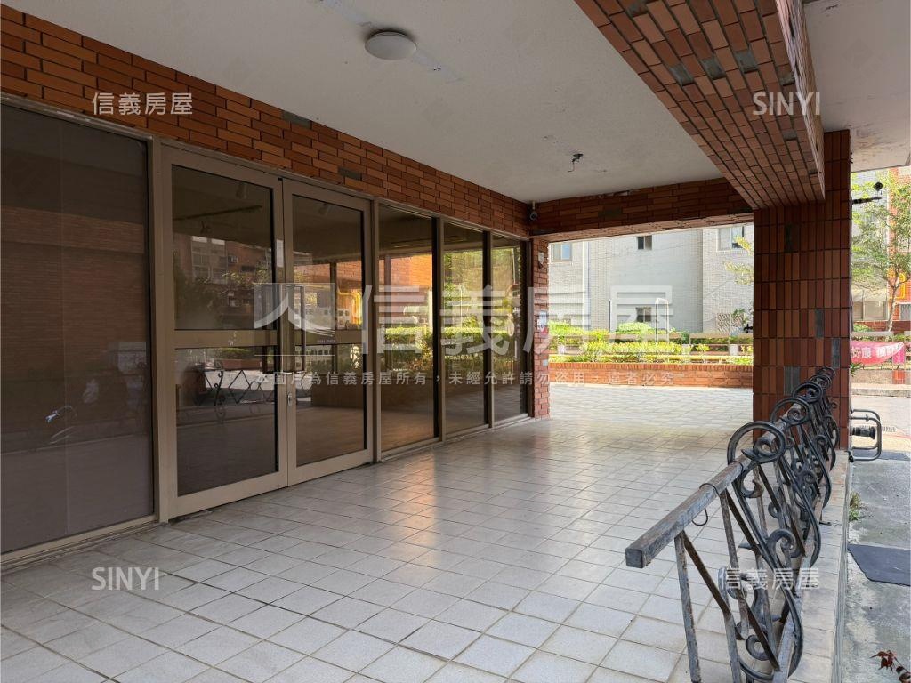 巨城湳雅角間店面附車位房屋室內格局與周邊環境