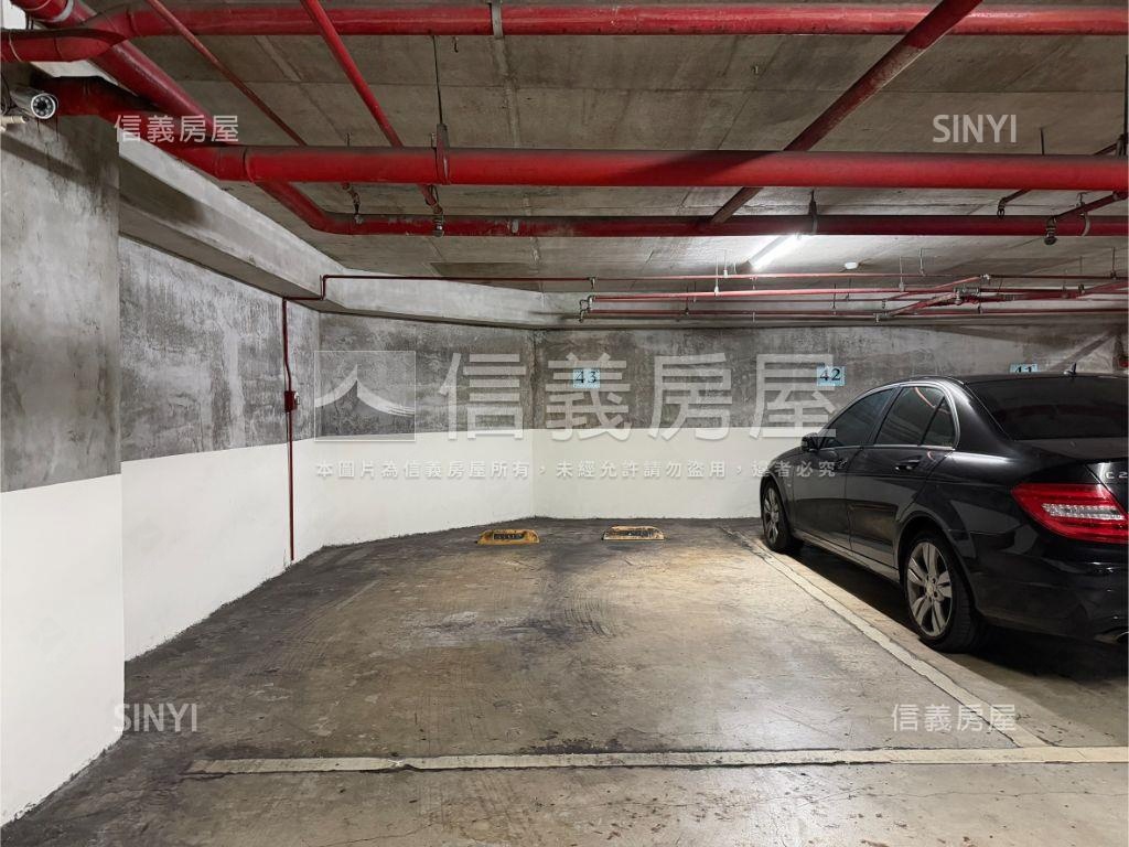 巨城湳雅角間店面附車位房屋室內格局與周邊環境