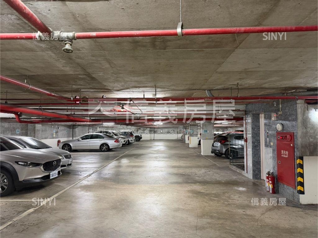 巨城湳雅角間店面附車位房屋室內格局與周邊環境