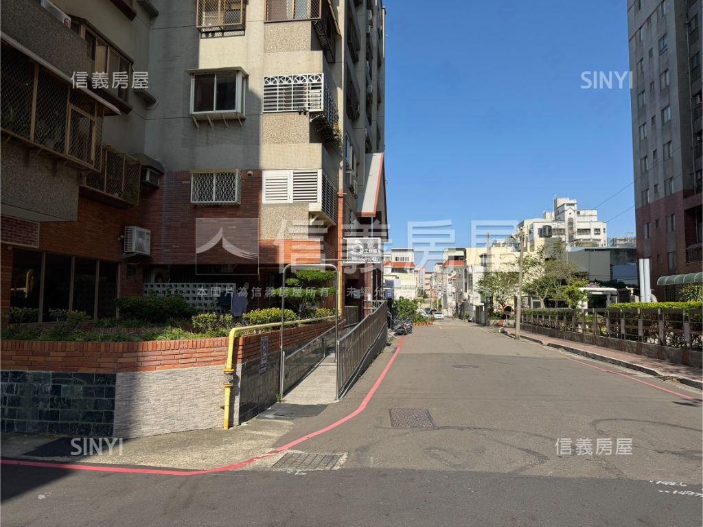 巨城湳雅角間店面附車位房屋室內格局與周邊環境