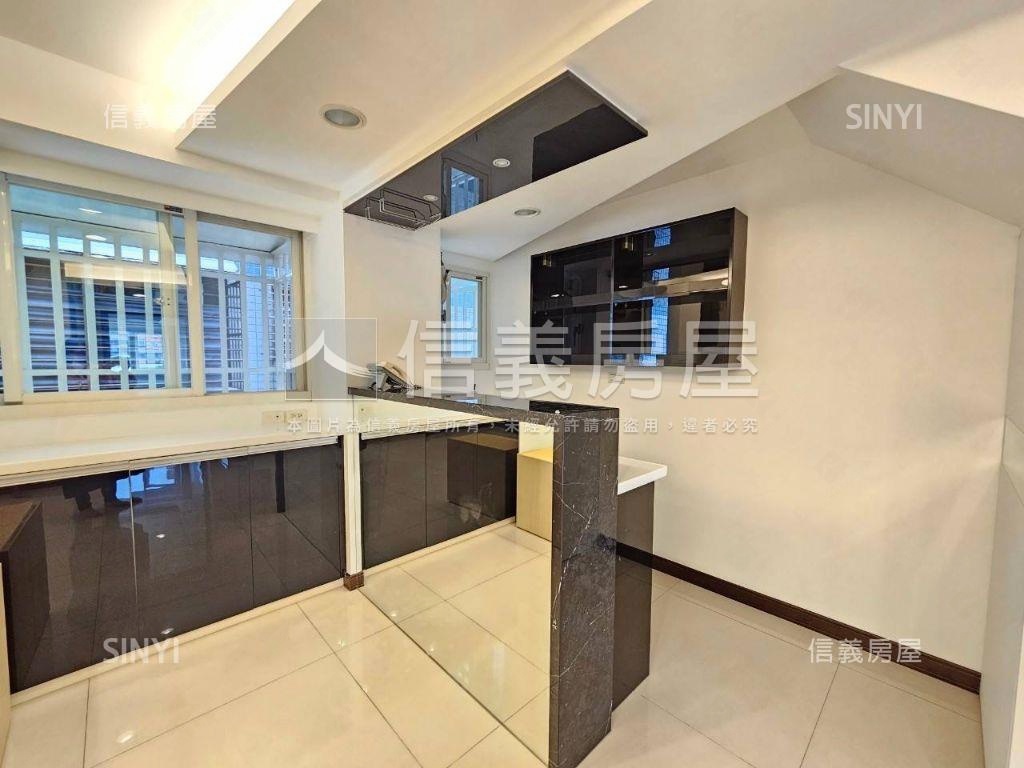 中平稀有電梯頂加大空間房屋室內格局與周邊環境