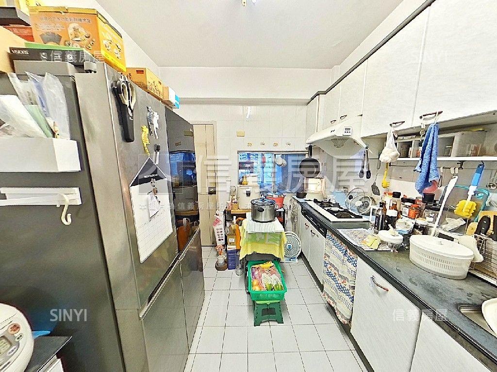 專任華園高樓附坡平車位房屋室內格局與周邊環境