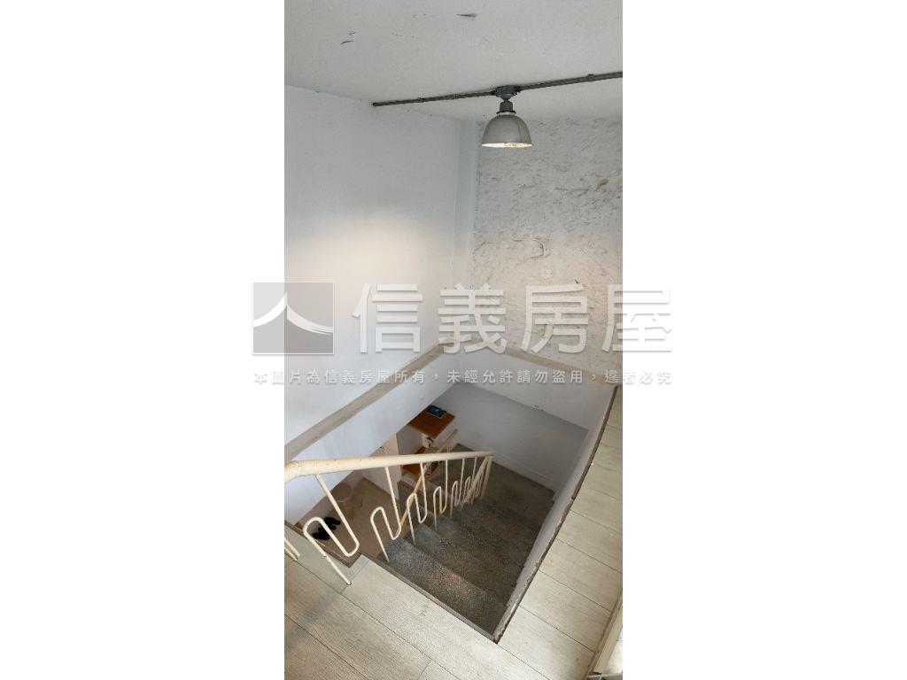 雙百貨公司旁青年創業透天房屋室內格局與周邊環境