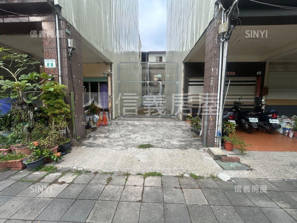 校園首排稀有正路住五土地房屋室內格局與周邊環境