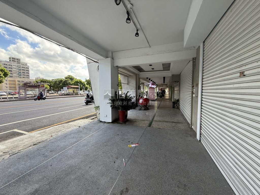 東寧路熱鬧金店面房屋室內格局與周邊環境