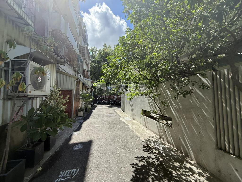 東寧路熱鬧金店面房屋室內格局與周邊環境