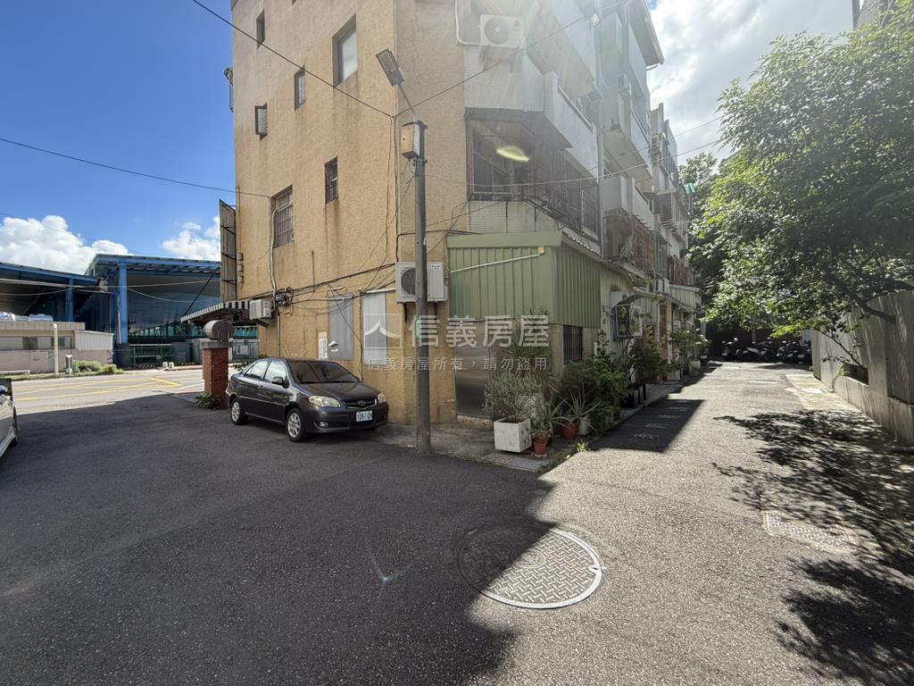 東寧路熱鬧金店面房屋室內格局與周邊環境