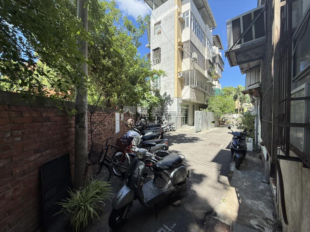 東寧路熱鬧金店面房屋室內格局與周邊環境