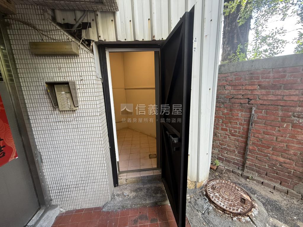 東寧路熱鬧金店面房屋室內格局與周邊環境