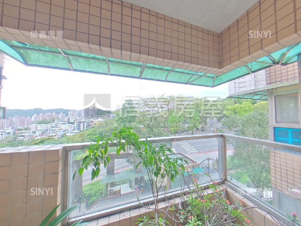 電梯四房坡平車位房屋室內格局與周邊環境