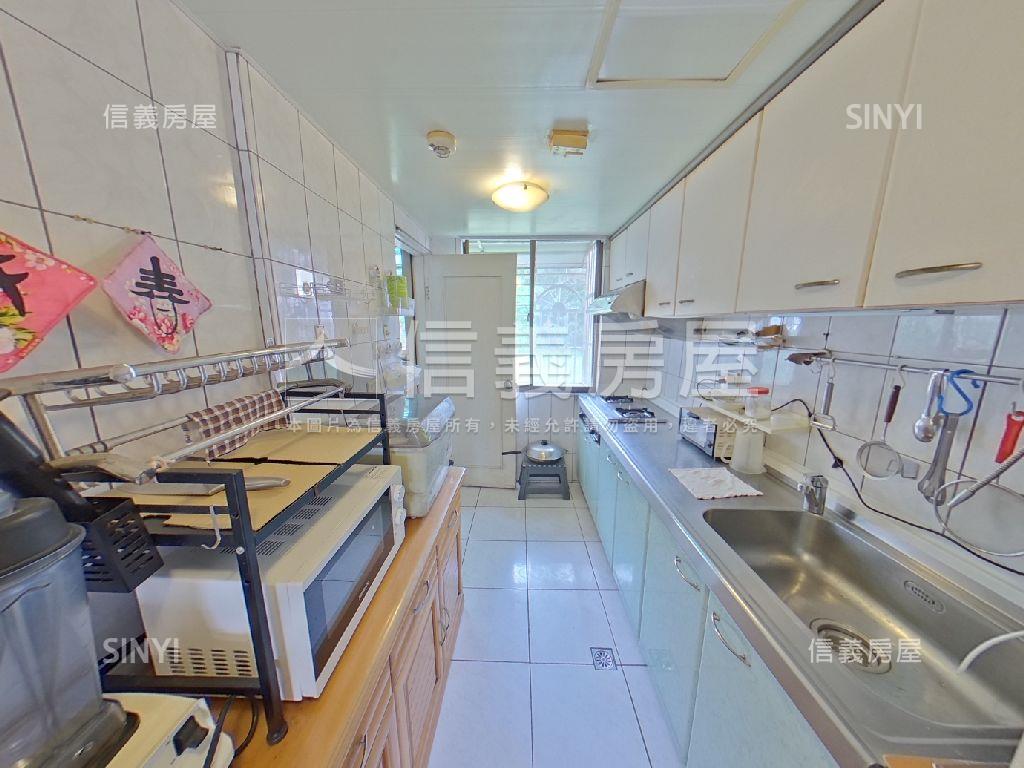 電梯四房坡平車位房屋室內格局與周邊環境