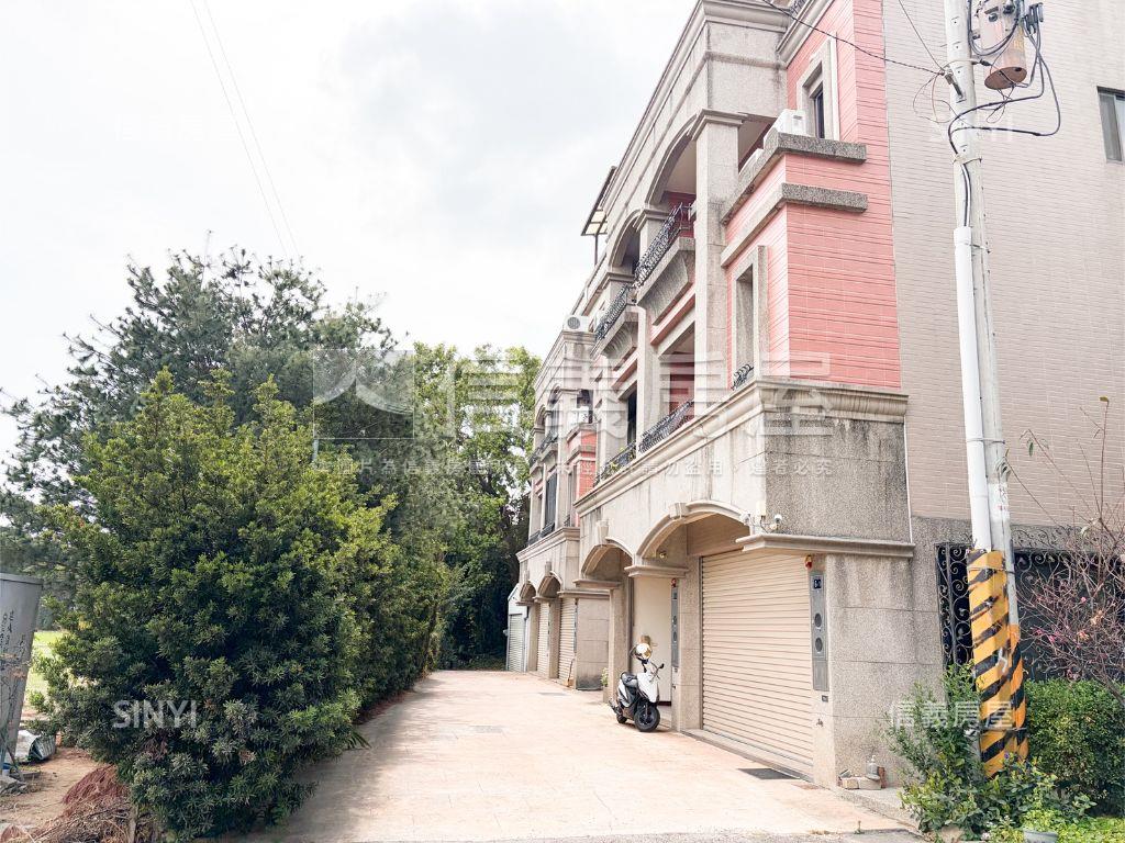 市政路旁１５年車庫別墅房屋室內格局與周邊環境