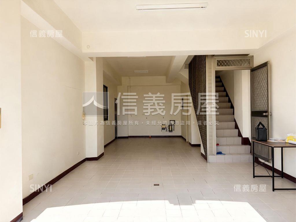 市政路旁１５年車庫別墅房屋室內格局與周邊環境