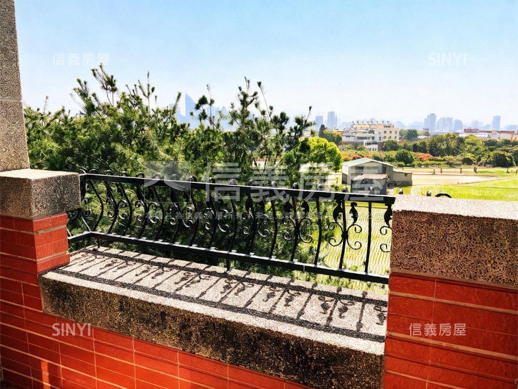 市政路旁１５年車庫別墅房屋室內格局與周邊環境