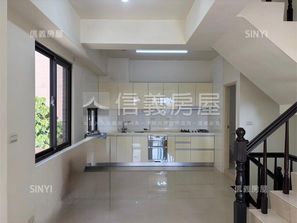 市政路旁１５年車庫別墅房屋室內格局與周邊環境