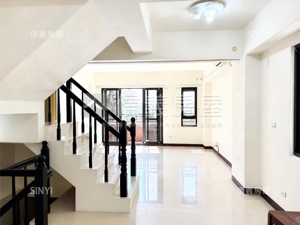 市政路旁１５年車庫別墅房屋室內格局與周邊環境