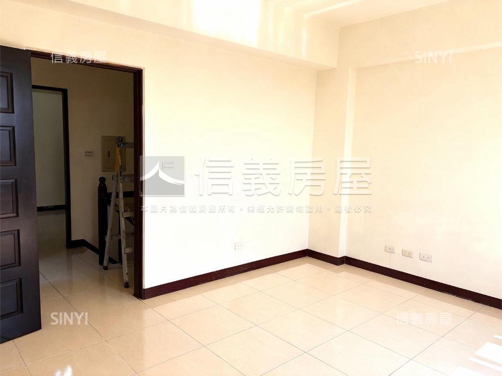 市政路旁１５年車庫別墅房屋室內格局與周邊環境