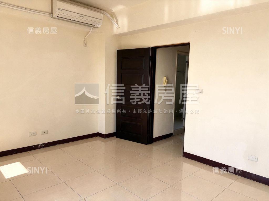 市政路旁１５年車庫別墅房屋室內格局與周邊環境