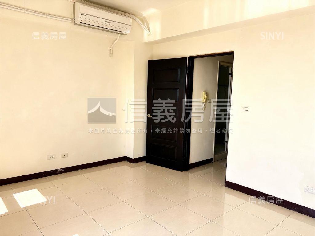 市政路旁１５年車庫別墅房屋室內格局與周邊環境