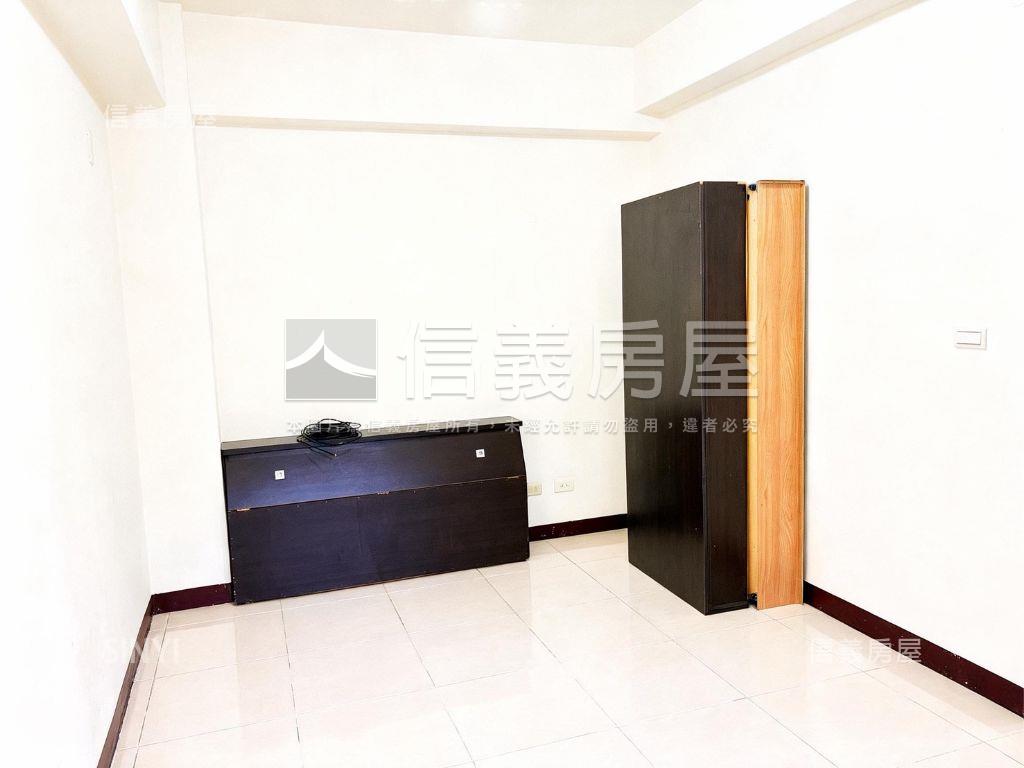 市政路旁１５年車庫別墅房屋室內格局與周邊環境