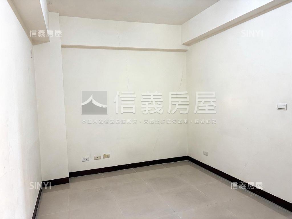 市政路旁１５年車庫別墅房屋室內格局與周邊環境