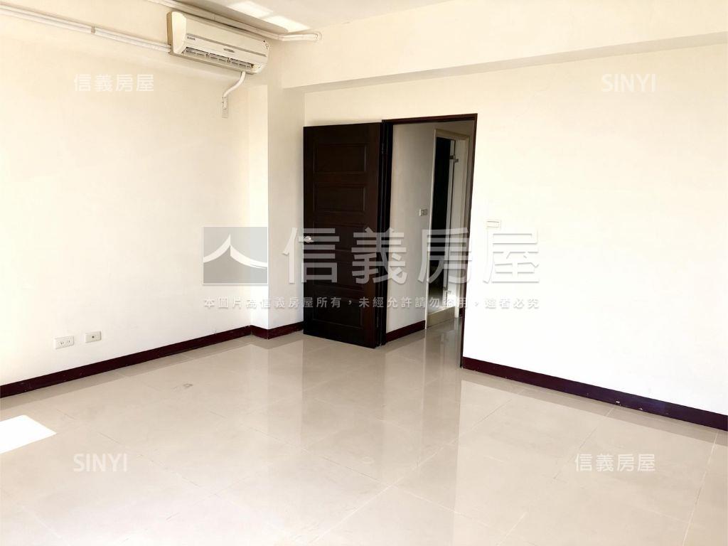 市政路旁１５年車庫別墅房屋室內格局與周邊環境