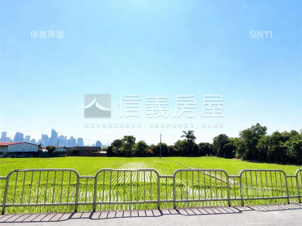 市政路旁１５年車庫別墅房屋室內格局與周邊環境