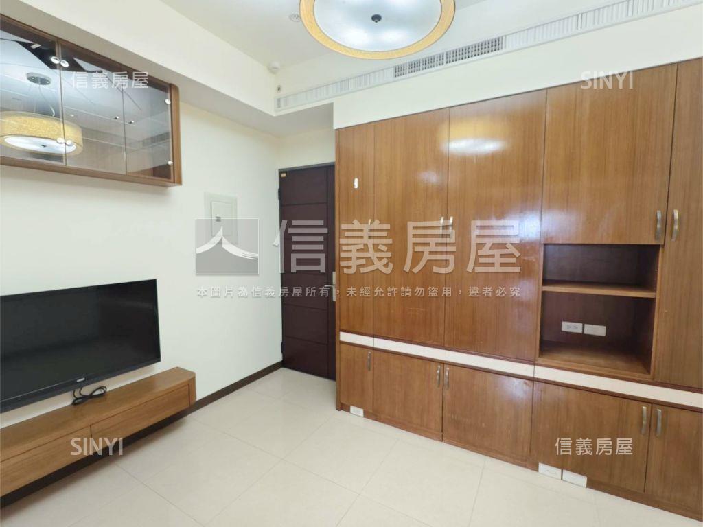 超級Ｆ１美妝首購大空間房屋室內格局與周邊環境