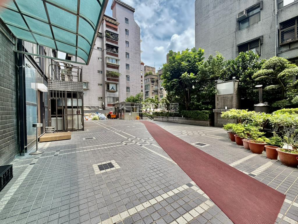 名喬財金辦公大樓車位另購房屋室內格局與周邊環境