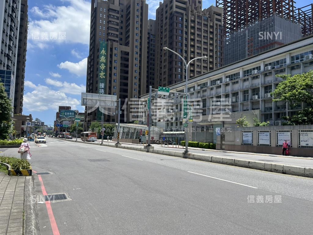 近新莊捷運站實用金店辦房屋室內格局與周邊環境