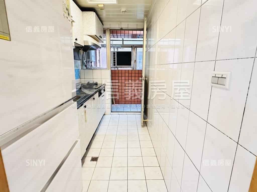 景安捷運３房平面車位房屋室內格局與周邊環境