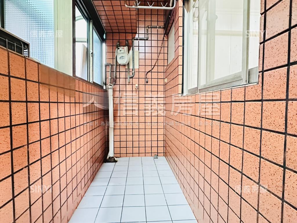 景安捷運３房平面車位房屋室內格局與周邊環境