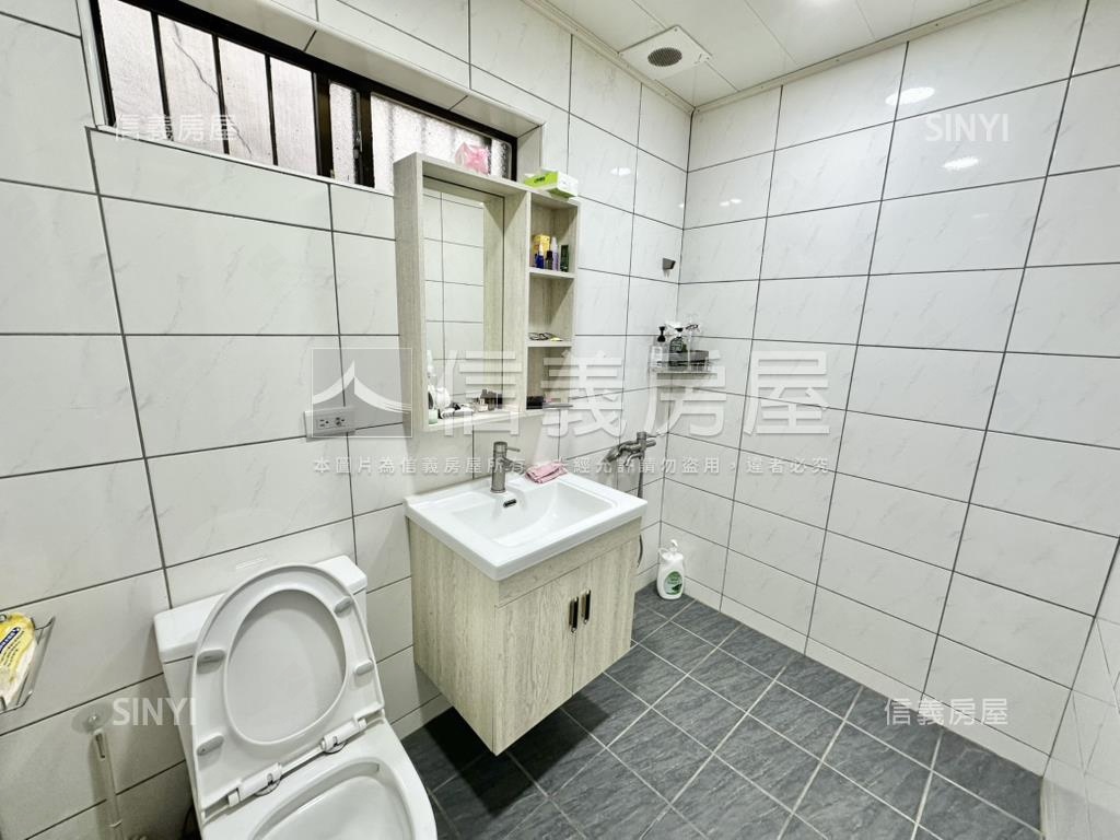 中國醫約５米面寬裝潢金店房屋室內格局與周邊環境