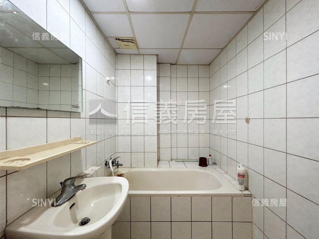 凱旋大地前院停車透天房屋室內格局與周邊環境