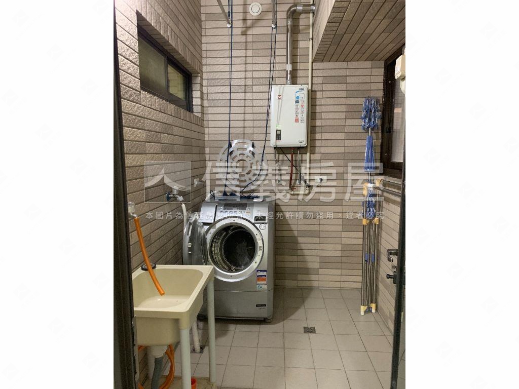 稀有三民綠光附車位房屋室內格局與周邊環境