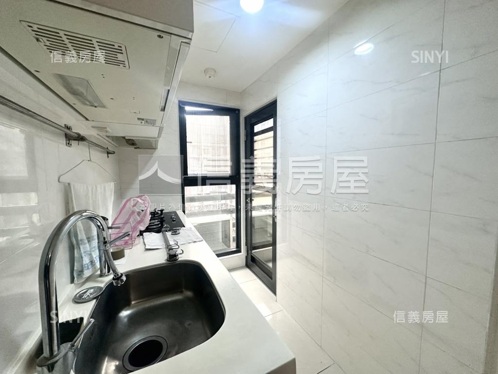 榮耀高樓層兩房平面車位房屋室內格局與周邊環境