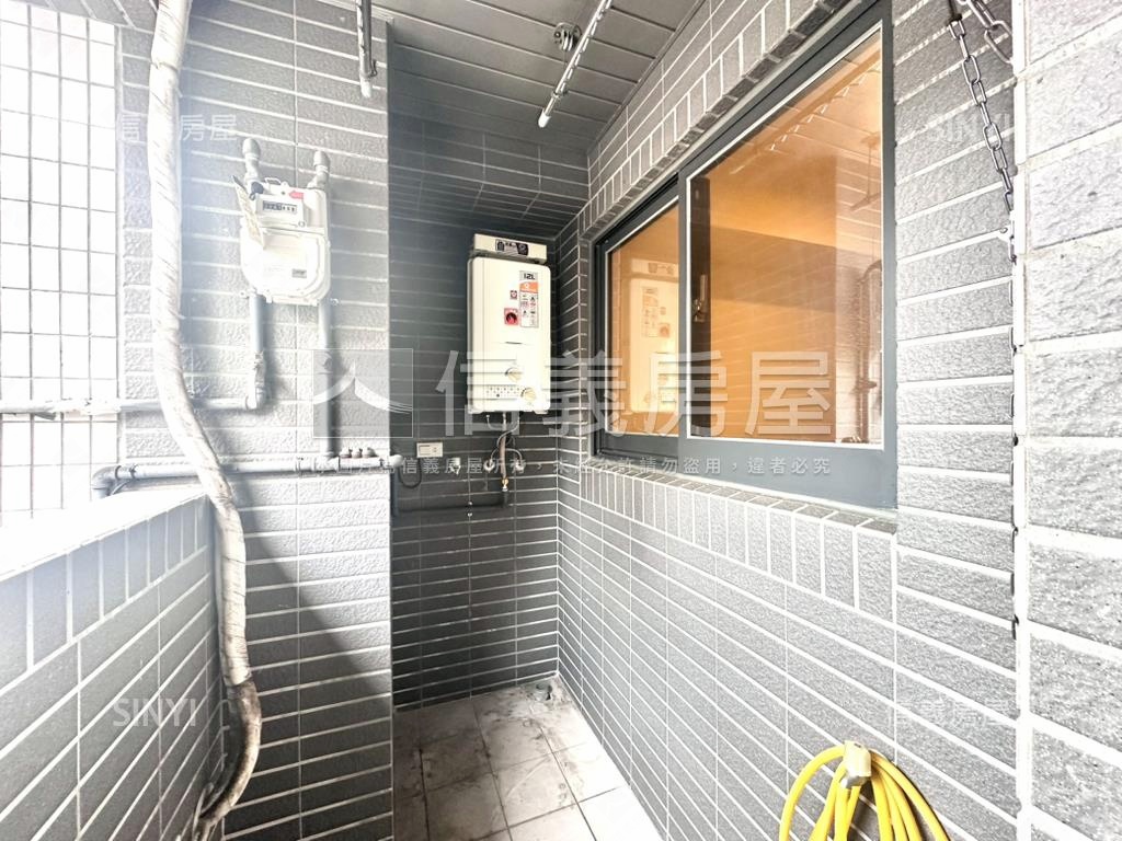 榮耀高樓層兩房平面車位房屋室內格局與周邊環境