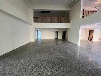 西班牙廣場三角窗店面