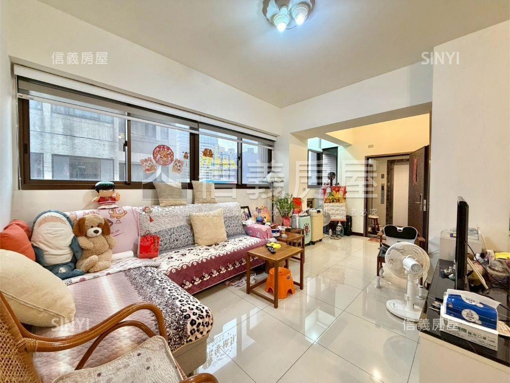 一層一戶電梯三房五樓雅筑房屋室內格局與周邊環境