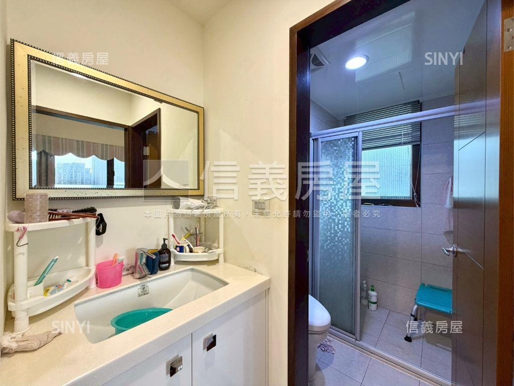 一層一戶電梯三房五樓雅筑房屋室內格局與周邊環境