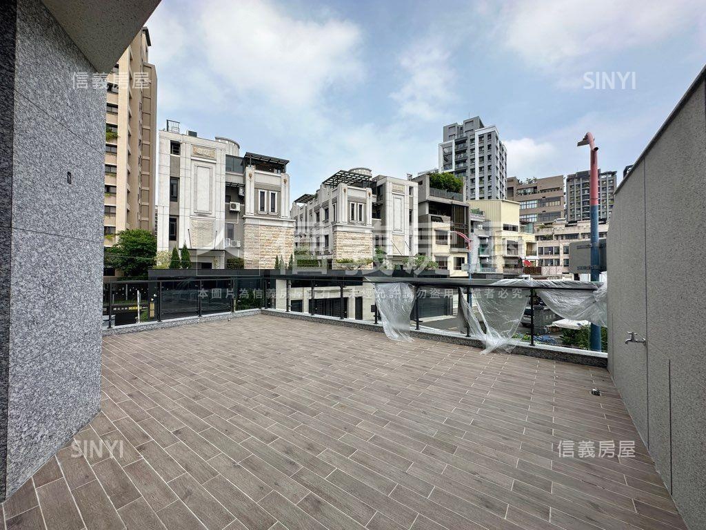 近公園大面寬臨路角墅房屋室內格局與周邊環境