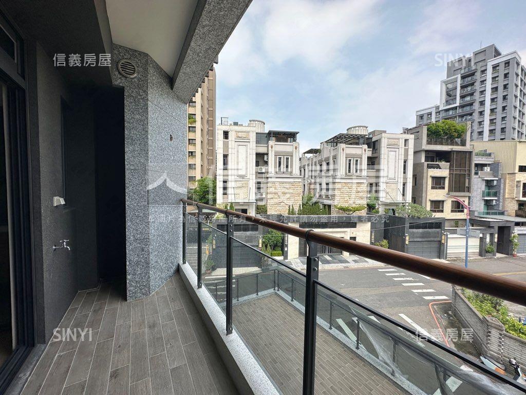 近公園大面寬臨路角墅房屋室內格局與周邊環境