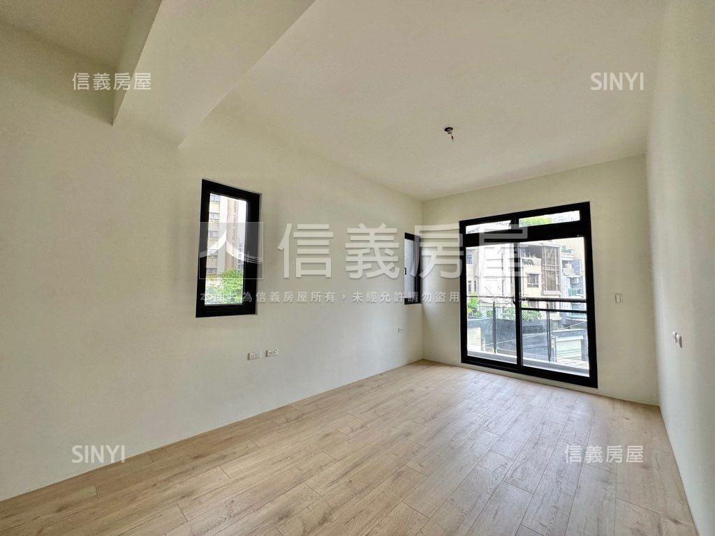 近公園大面寬臨路角墅房屋室內格局與周邊環境